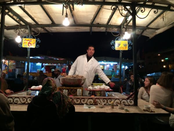 Marrakesch: Beliebt ist die Schneckensuppe am Abend auf dem Platz Jemaa el Fna. Foto © Welz