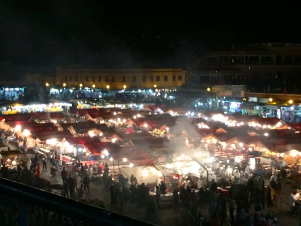 Marrakesch: Blick vom Terrassen-Café Glacier auf den Platz Jemaa el Fna. Foto © Welz