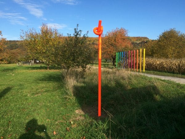 Zuerst spaziert man entlang der Römerstraße, dann in den Panton-Weg abbiegen. Der orangefarbene Knoten weist den Weg. © Welz 