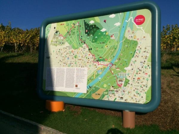 Rehbergerweg 14: Billboard mit Wanderkarte. Foto © Welz