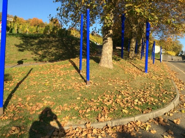 Blaue Stelen am Rehbergerweg. Foto © Welz