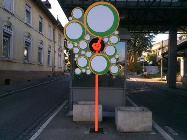 Der Rehbergerknoten und eine Blume an der Grenzstation Deutschland-Schweiz. Foto © Welz 