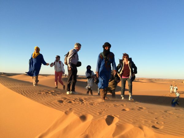 Marokko: Erg Chebbi - Mit Begleitern durch die Sanddünen - Foto © Welz