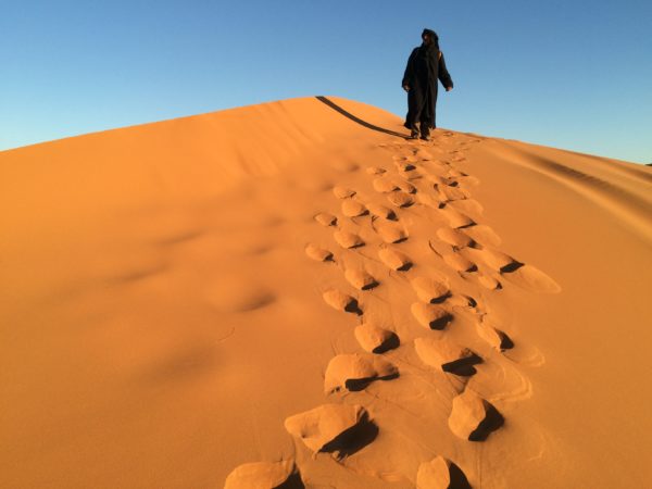 Marokko: Erg Chebbi - Spuren im Sand. Foto © Welz
