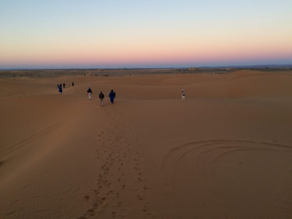 Marokko: Erg Chebbi. Nach Sonnenuntergang kehren wir zurück zu den Geländewagen. Foto © Welz