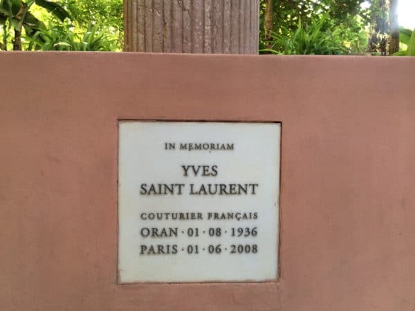 Jardin Majorelle: Gedenktafel für Yves Saint Laurent - Foto © Welz
