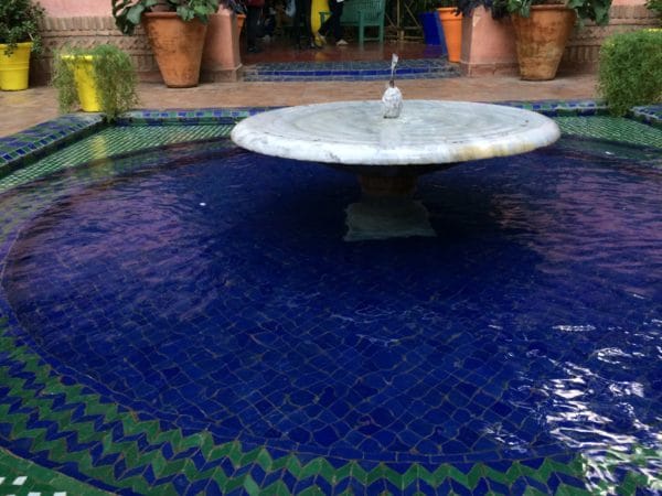 Jardin Majorelle: Der Brunnen am Eingang. Foto © Welz
