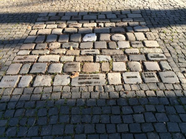 Stuttgarter Geheimnis 4: Denkraum - Memoire Nomade - Wer weiß wo sich diese Pflastersteine befinden? Foto © Welz