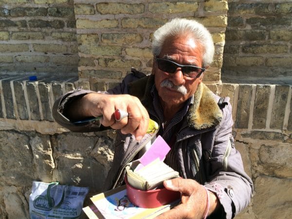 IRAN: Ein Wellensittich zieht für mich einen Vers von Hafis. Foto © Welz 2016
