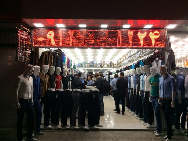 IRAN: Körperbetonte Männermode in Shiraz. Foto @ Welz 2016