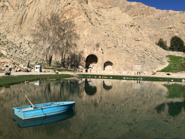 Am nördlichen Stadtrand von Kermanshah befinden sich die Grotten von Taq-e-Bostan. Foto © Welz (2016)