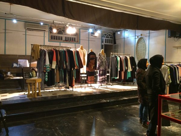 Shiraz: PopUpStore mit Damenmode im Palast Shiraz Book City. Foto © Welz (2016)