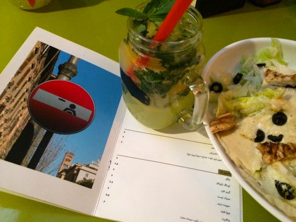 Shiraz: Alkoholfreie Cocktails und Cesar Salat. Foto © Welz (2016) 
