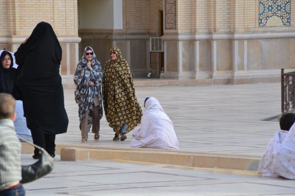 Mit Tschador im Heiligen Schrein in Shiraz. Foto © Koehne (2016)