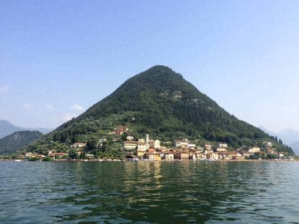 THE FLOATING PIERS: langsame Annäherung mit dem Schiff an Peschiera/ Monte Isola. Foto © Welz