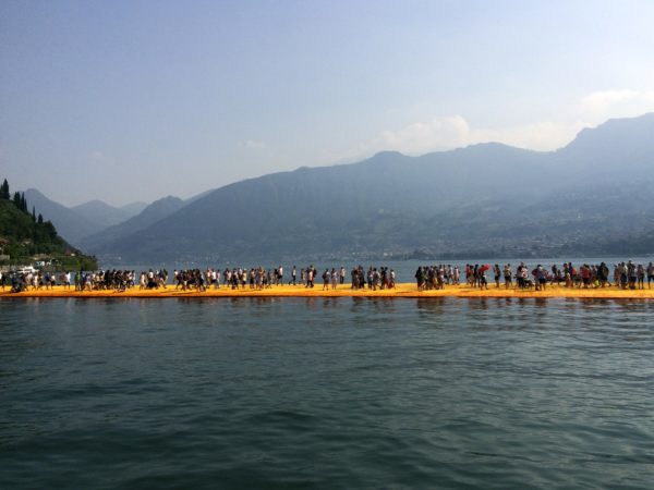THE FLOATING PIERS: über das Wasser gehen! Foto © Welz