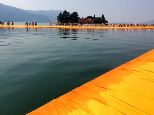 THE FLOATING PIERS: dahliengelbe Stege auf dem Iseosee - Foto © Welz