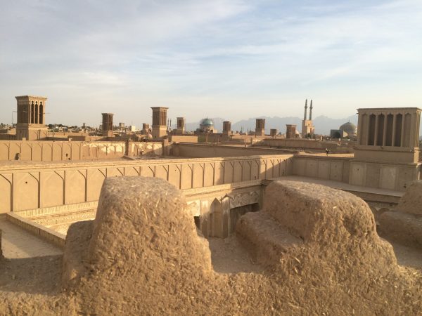 YAZD: Blick von einer Dachterrasse über die Wüstenstadt. Foto © Welz (2016)