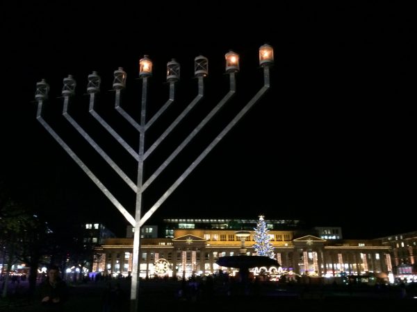 Stuttgart: Chanukka Leuchter auf dem Schlossplatz. Foto © Welz (2015)