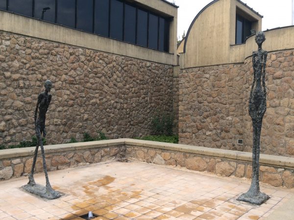 Skulpturen von Giacometti im TMOCA Skulpturenhof. Foto © Welz 10/2016