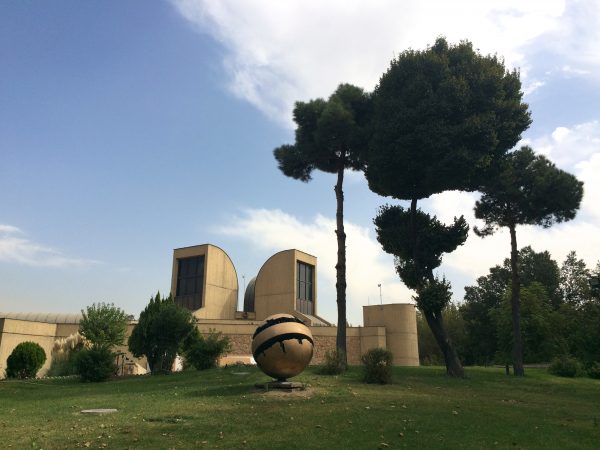 Iran: Tehran Museum of Contemporary Art mit Skulptur von Arnaldo Pomodoro im Garten. Foto © Welz 10/2016