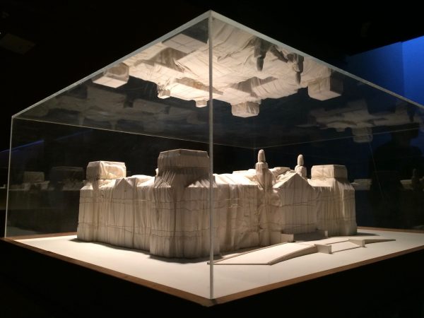 TMOCA Christo, Scale Model of Wrapped Reichstag, 1977 - Foto © Welz