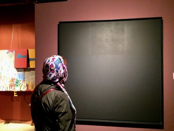 TMOCA Besucherin vor Ad Reinhardt, Abstract Painting, 1962