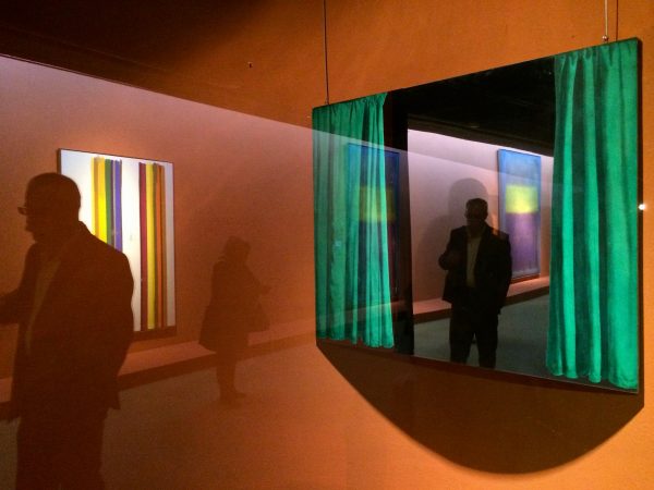 TMOCA Spiegelungen im Werk von Michelangelo Pistoletto, Green Curtain, 1967 - links Morris Louis, No.34, 1961 Foto © Welz 
